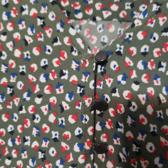 WOMANS TOMMY JEANS SHORT SLEEVE BLOUSE. OLIVE GREEN BACKGROUND W/R,W&B. SZ. S/P - Picture 5 of 5